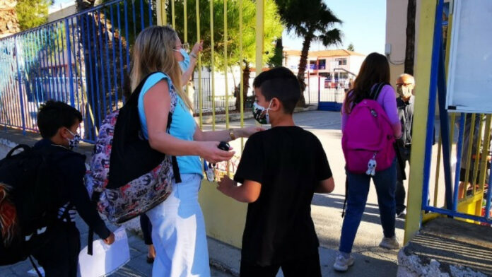 Σχολεία χωρίς μάσκες και τεστ: Τι θα εξετάσει σήμερα η επιτροπή των ειδικών