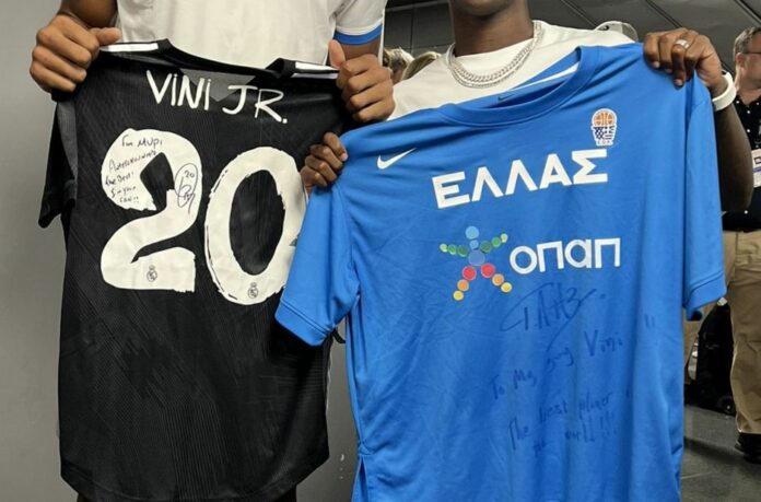 Τι έγραψαν Γιάννης Αντετοκούνμπο και Βινίσιους στις φανέλες που αντάλλαξαν