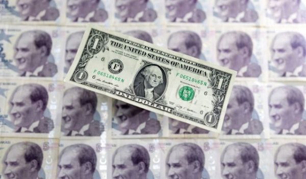 Τουρκία: Μείωση – σοκ των επιτοκίων παρά την άνοδο του πληθωρισμού – Υποχωρεί η λίρα