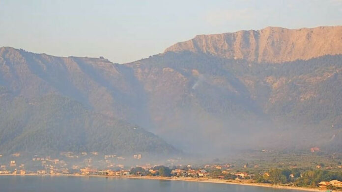 Φωτιά στη Θάσο: Στη μάχη τα εναέρια μέσα με το πρώτο φως