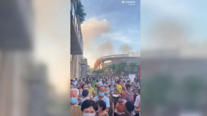 Χιλιάδες Κινέζοι περιμένουν για τεστ κορωνοϊού σε συνθήκες ακραίου καύσωνα