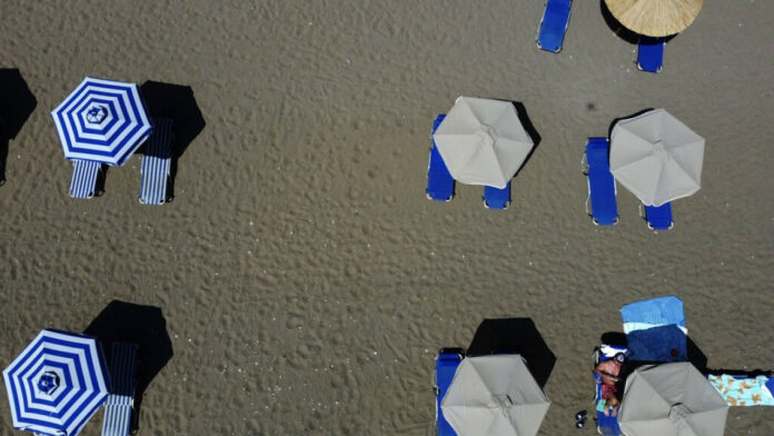 Les echos: Οι Γάλλοι λένε «ναι» στον τρόπο που η Ελλάδα διαχειρίστηκε την πανδημία και την προτιμούν για τις διακοπές τους