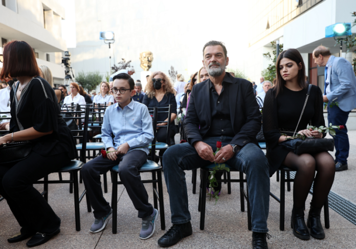 To τελευταίο «αντίο» στον Κώστα Καζάκο από συγγενείς και φίλους