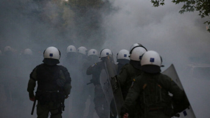 Ένταση και περιορισμένα επεισόδια στη συγκέντρωση για την πανεπιστημιακή αστυνομία στο κέντρο της Αθήνας