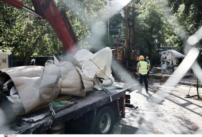 Ένταση στα Εξάρχεια για το άγαλμα έξω από το νέο σταθμό του μετρό