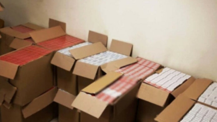 Αμπελόκηποι: Συνελήφθη ζευγάρι με 4.330 πακέτα λαθραία τσιγάρα και 235 καπνούς