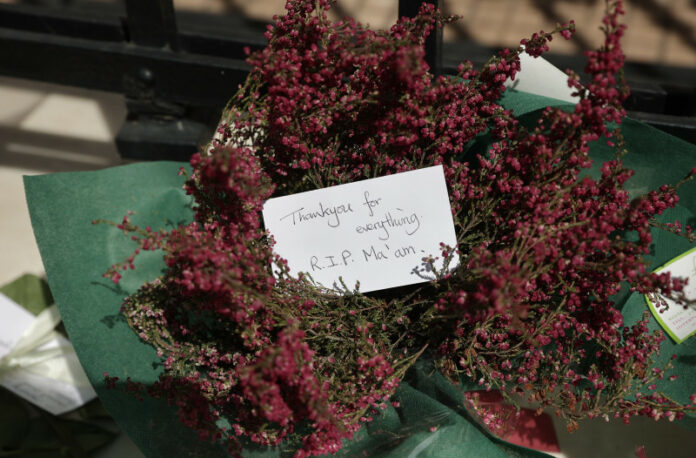 Βασίλισσα Ελισάβετ: Λουλούδια έξω από τη βρετανική πρεσβεία στην Αθήνα (φωτογραφίες)
