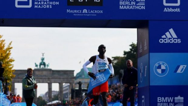 Βερολίνο: Ο Ελιούντ Κιπτσόγκε «διέλυσε» το παγκόσμιο ρεκόρ στον μαραθώνιο- Τερμάτισε σε 2:01:09