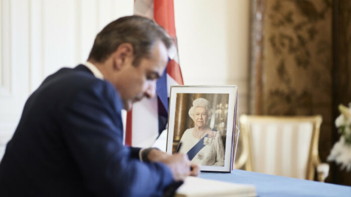 Βρετανική Πρεσβεία: O Κυριάκος Μητσοτάκης υπέγραψε στο βιβλίο συλλυπητηρίων για την Ελισάβετ