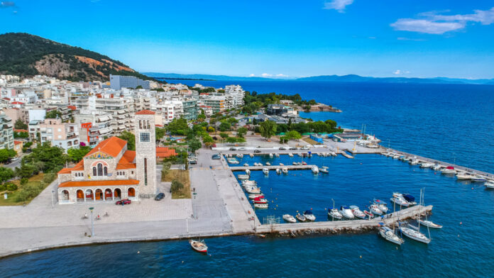 Βόλος: Μάνα έδιωξε από το σπίτι την κόρη της με νοητική υστέρηση – Η κοπέλα κοιμήθηκε σε καρέκλες καφετέριας