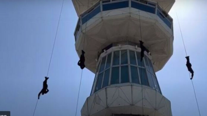 ΔΕΘ: Εντυπωσίασαν οι άνδρες των ΕΚΑΜ – Καταρρίχηση από τον πύργο του ΟΤΕ- Δείτε βίντεο