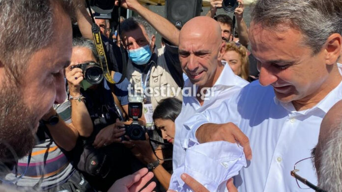 ΔΕΘ: Χάρισαν «φανέλα» μαγειρικής στον Μητσοτάκη – «Δεν σκαμπάζω από μαγειρική»