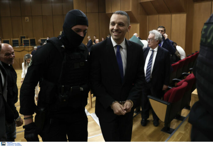 Δίκη Χρυσής Αυγής: Με χειροκροτήματα υποδέχτηκαν τον Κασιδιάρη – Εντονες αντιδράσεις από τη Μάγδα Φύσσα