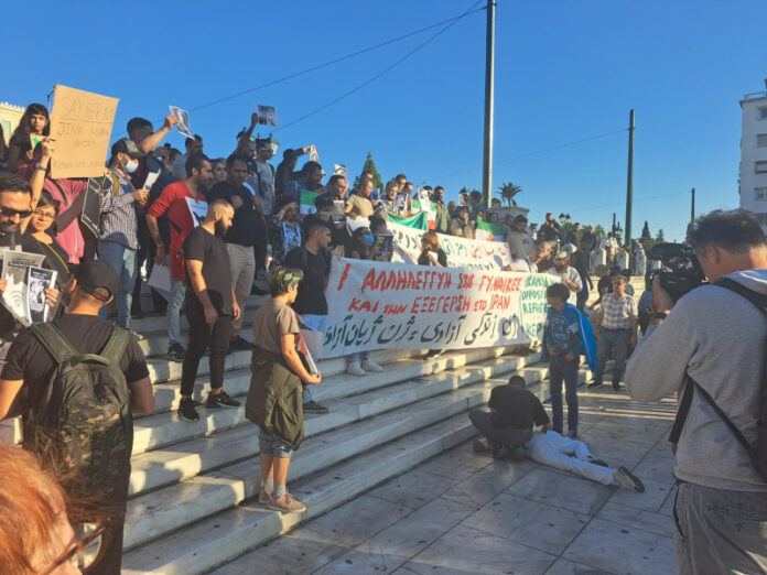 Διαδήλωση-για-τη-Μαχσά-Αμινί-στο-Σύνταγμα-Γυναίκες-έκοψαν-τα.jpg