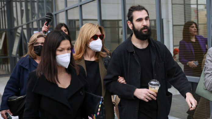 Δικη Φιλιππίδη: «Όλα έγιναν για εδίκηση, ο Πέτρος δεν είναι βιαστής», κατέθεσε η σύζυγος του ηθοποιού