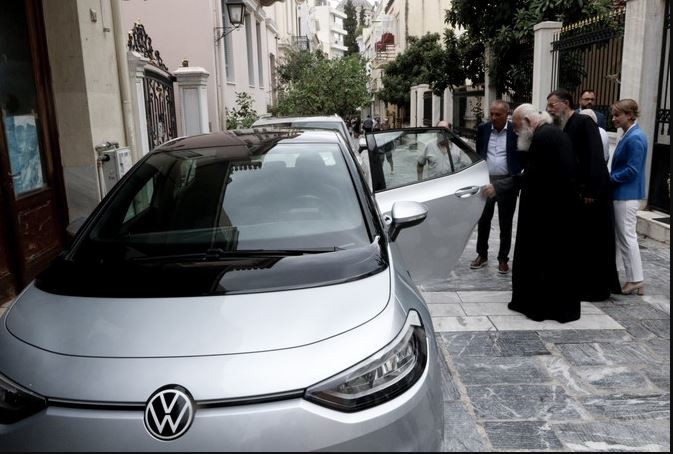 Δωρεά ηλεκτρικού αυτοκινήτου στην Αρχιεπισκοπή – Το παρέλαβε ο Αρχιεπίσκοπος Ιερώνυμος