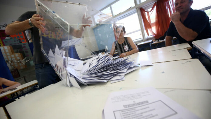 Εκλογικός νόμος: Κλειστά τα χαρτιά της η κυβέρνηση – Τα σενάρια