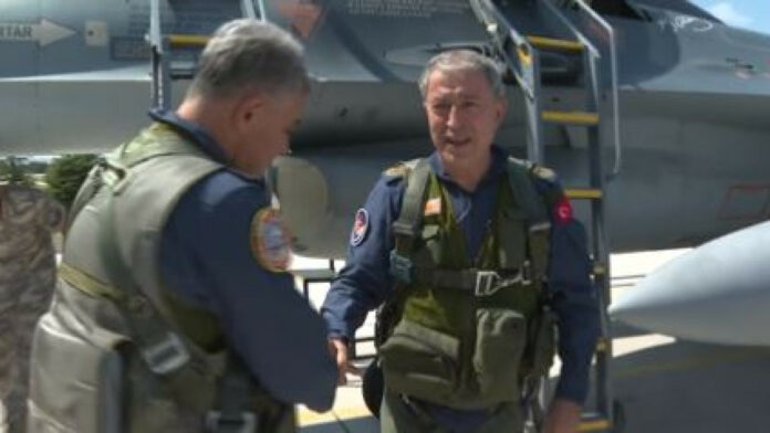 Ελληνοτουρκικά- Ακάρ: Πέταξε με μαχητικό πάνω από το Αιγαίο