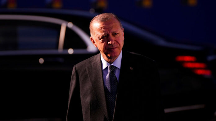 Ελληνοτουρκικά: Ντόμινο συκοφαντιών και εσωτερικά προβλήματα του Ερντογάν