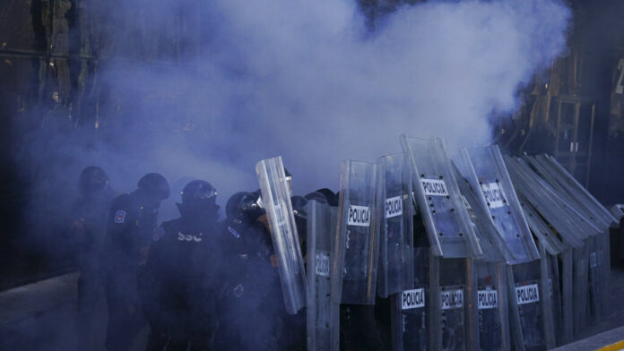 Εξαφανισμένοι φοιτητές – Μεξικό: Επεισόδια σε διαδήλωση – 11 αστυνομικοί τραυματίες