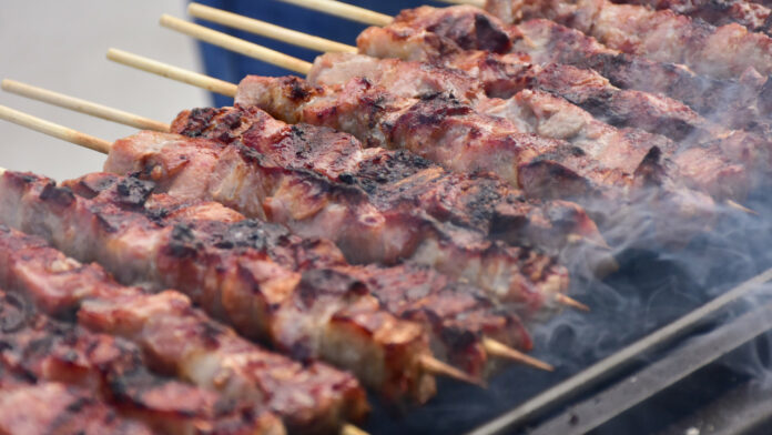 Εστιατόριο στην Κρήτη σερβίρει μινωικό σουβλάκι