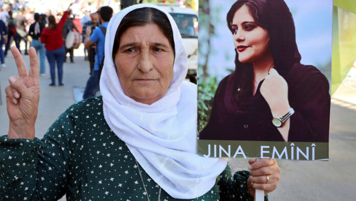 «Η Μαχσά Αμινί πέθανε από βίαιο χτύπημα στο κεφάλι την ημέρα της σύλληψής της από την αστυνομία ηθών»