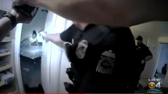 ΗΠΑ: Αστυνομικοί σκότωσαν Αφροαμερικανό ενώ ήταν στο κρεβάτι του