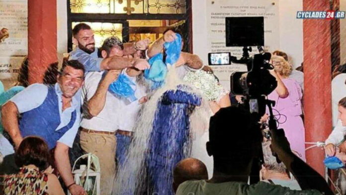 Ηλεία: «Έλουσαν» τον γαμπρό και τη νύφη με 170 κιλά ρύζι!