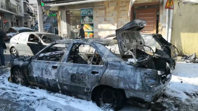 Ηράκλειο: Μητέρα με τα δύο παιδιά της πρόλαβαν να βγουν από φλεγόμενο αυτοκίνητο