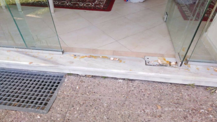 Θεσσαλονίκη: Επίθεση με αυγά στα γραφεία του ΣΥΡΙΖΑ στη Σίνδο
