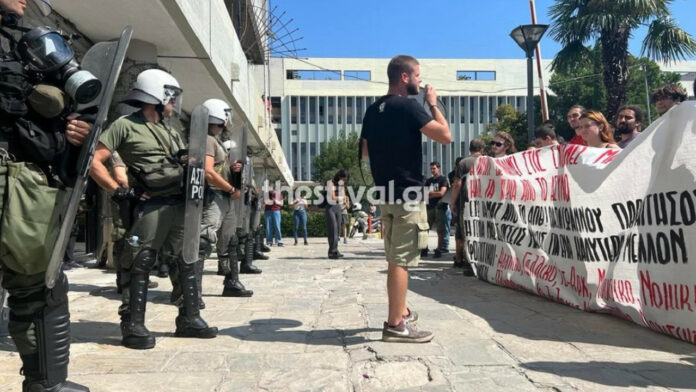 Θεσσαλονίκη: Συγκέντρωση φοιτητών στην πρυτανεία του Αριστοτελείου κατά της αστυνομικής παρουσίας