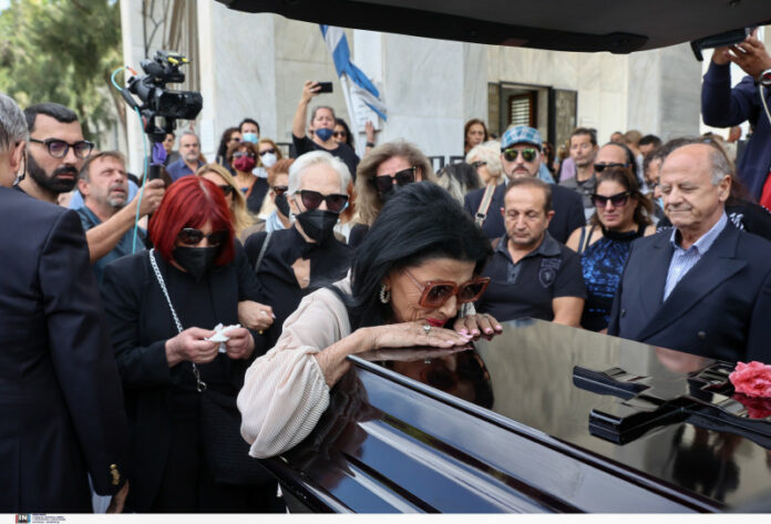 Θλίψη και συγκίνηση στην κηδεία της Μάρθας Καραγιάννη