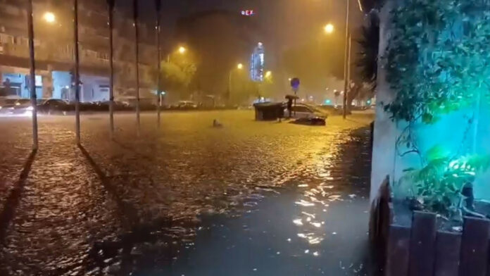 Κακοκαιρία: Πλημμύρισαν δρόμοι στη Θεσσαλονίκη – 300 κλήσεις στην Πυροσβεστική