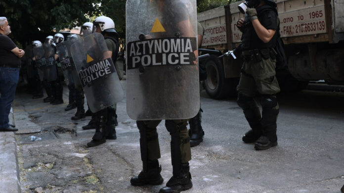 Καταγγελία δικηγόρων για επίθεση από τα ΜΑΤ – Τι λέει ο πρόεδρος του ΔΣΑ στο skai.gr