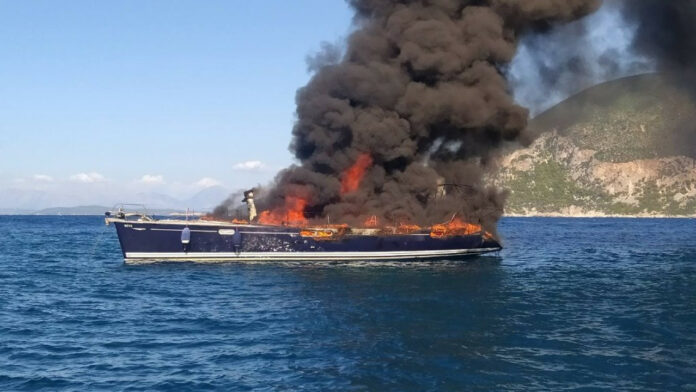 Κεφαλονιά-Βύθιση-ιστιοφόρου-μετά-από-πυρκαγιά-στο-Φισκάρδο-για-την.jpg