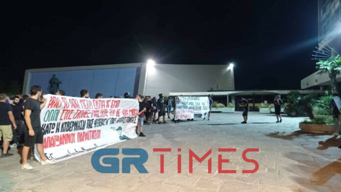 Κινητοποίηση φοιτητών στην πρυτανεία του ΑΠΘ – Αποχώρησε η Πανεπιστημιακή Αστυνομία