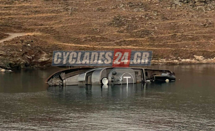 Κύθνος: Βυθίστηκε κατά το ήμισυ η διάσημη θαλαμηγός «007» του James Bond