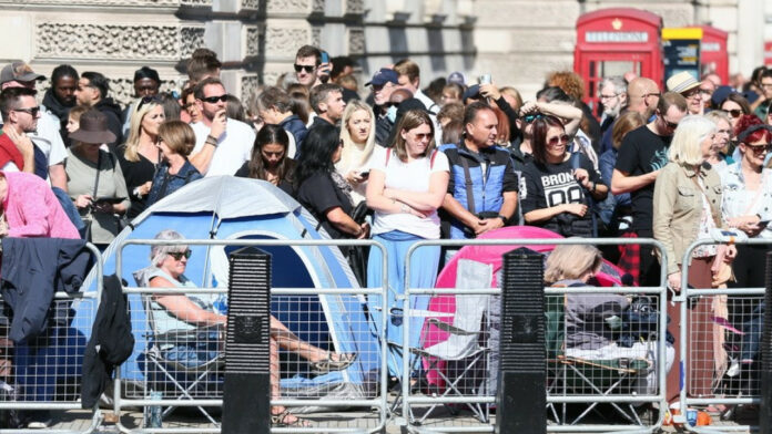 Λονδίνο: Πιάνουν από τώρα θέση για την κηδεία της βασίλισσας Ελισάβετ