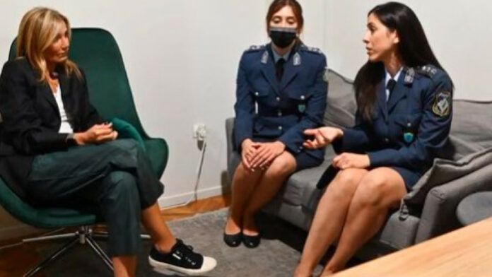 Μαρέβα Μητσοτάκη: Επισκέφθηκε γραφείο της ΕΛΑΣ κατά της ενδοοικογενειακής βίας