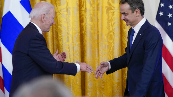 Μητσοτάκης – Μπάιντεν στη δεξίωση που παρέθεσε ο πρόεδρος των ΗΠΑ