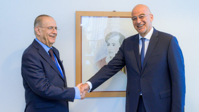 Ξεκίνησε τις επαφές του στη Νέα Υόρκη ο Δένδιας