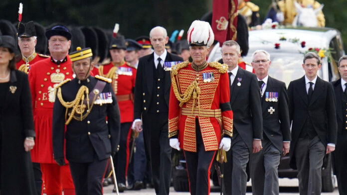 Ο «ψηλός Πολ»: Ο καλύτερος φίλος και έμπιστος της βασίλισσας Ελισάβετ επί 44 χρόνια