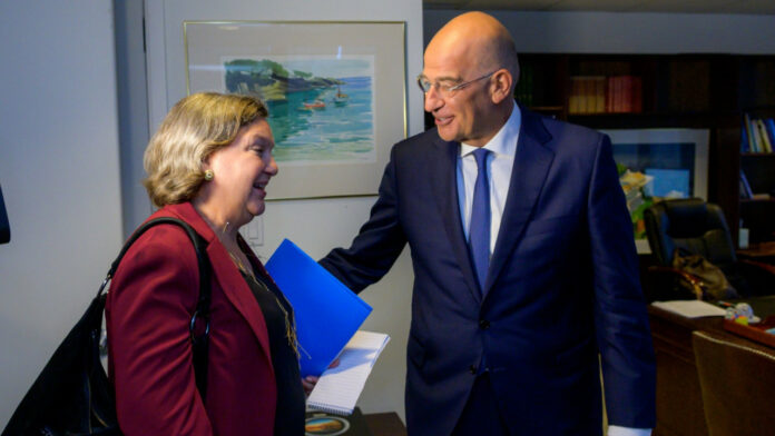 Οι εξελίξεις στην Αν. Μεσόγειο και την Ουκρανία στη συνάντηση Δένδια – Νούλαντ