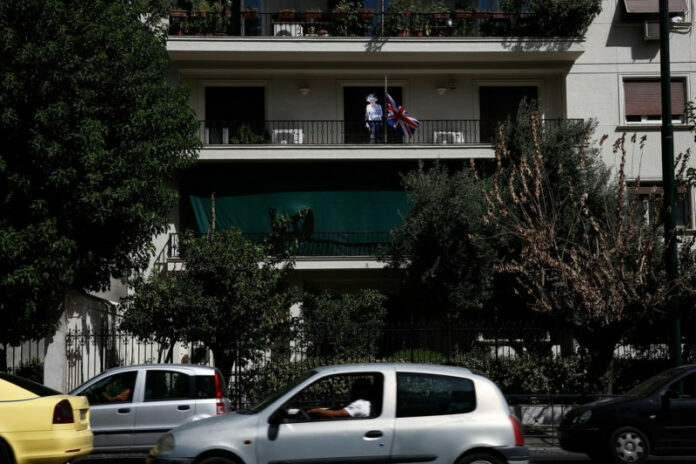 Ομοίωμα της Βασίλισσας Ελισάβετ σε μπαλκόνι της Αθήνας