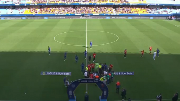 Πάγωσαν όλοι στο Τρουά-Ρεν: Λιποθύμησε ο βοηθός διαιτητή πριν την έναρξη του αγώνα (pics)