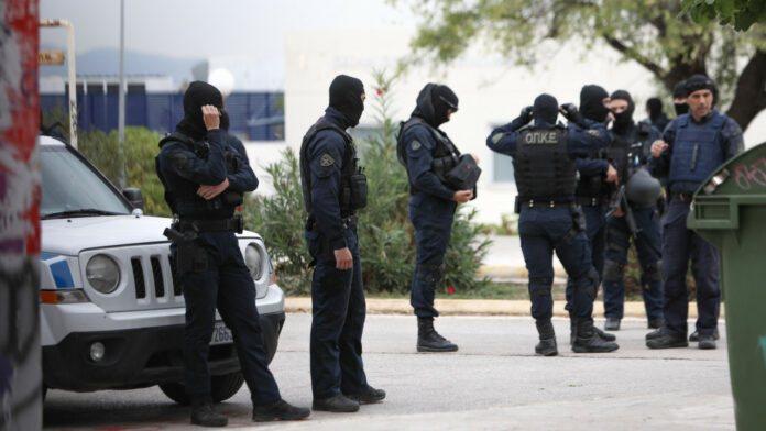 Πανεπιστημιούπολη Ζωγράφου: Βίντεο μέσα από την εστία όπου βρέθηκαν όπλα και ναρκωτικά