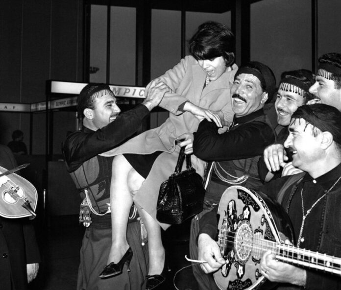 Παρίσι 1965: Κρητικοί υποδέχονται την Ειρήνη Παππά με λύρες (φωτογραφίες)