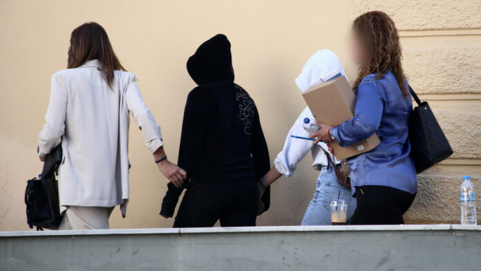 Πολυτεχνειούπολη: Διαθεσιμότητα και ΕΔΕ για τη δόκιμη αστυνομικό που συνελήφθη