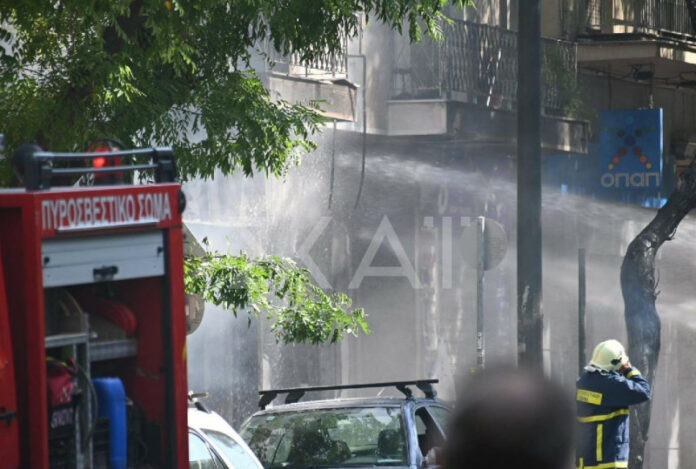Πυρκαγιά σε κατάστημα επί της Αχαρνών – Διακόπηκε η κυκλοφορία