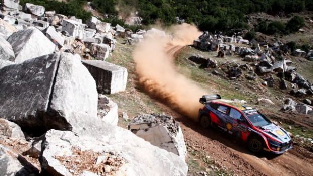 Ράλλυ Ακρόπολις: Θεατής μπήκε στην πίστα και τσακώθηκε με υπάλληλο ασφαλείας